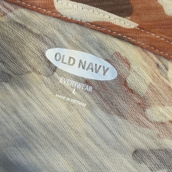 NWT Old Navy EveryWear Printed V-Neck T-Shirt - Picture 8 of 10